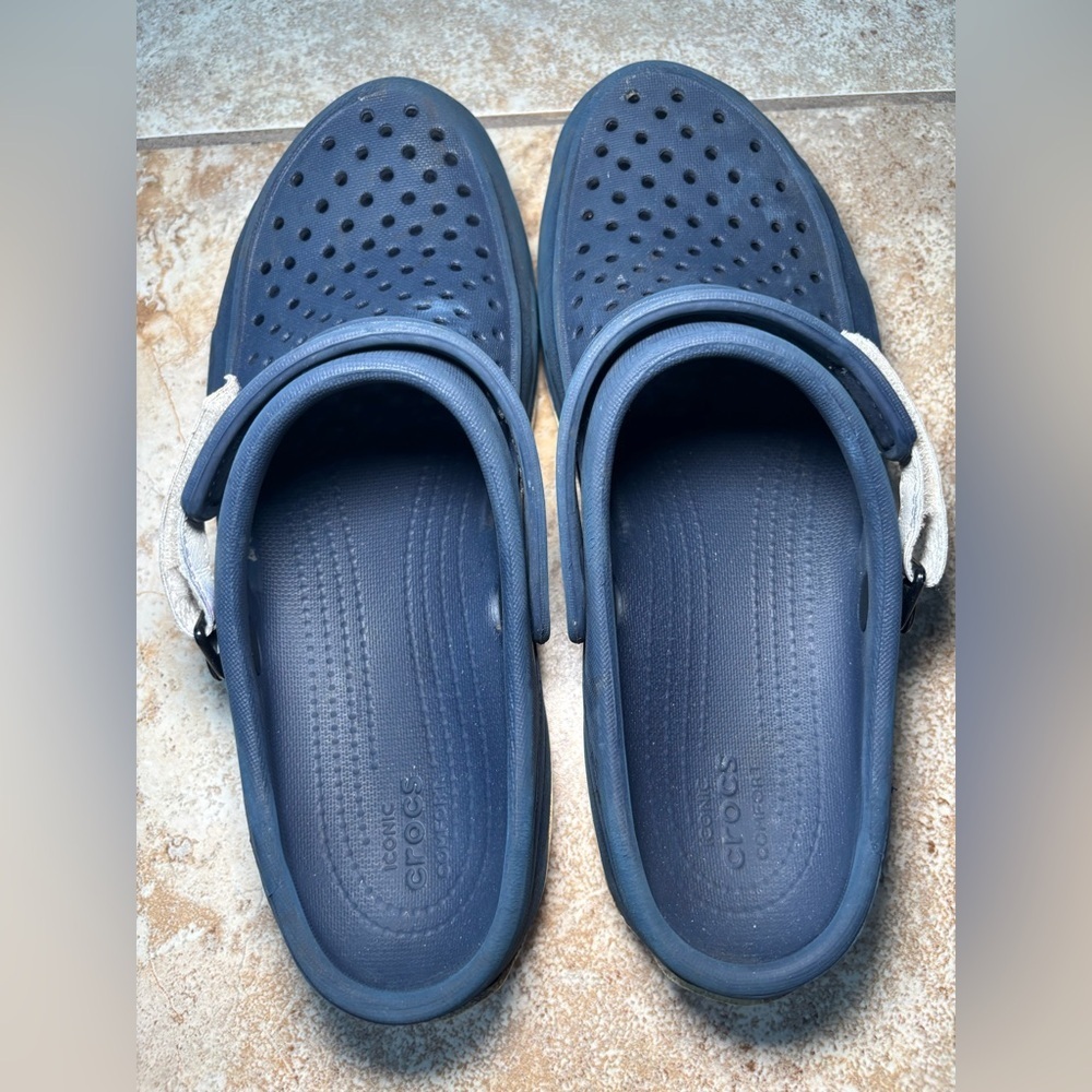CROCS Swiftwater Navy and White Clogs - Picture 4 of 6